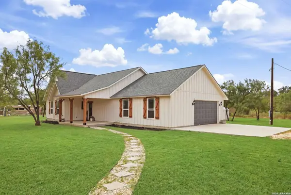 351 Private Road 6623, Devine, TX 78016
