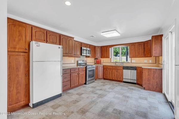 17 Johnston Street, Oakhurst, NJ 07755