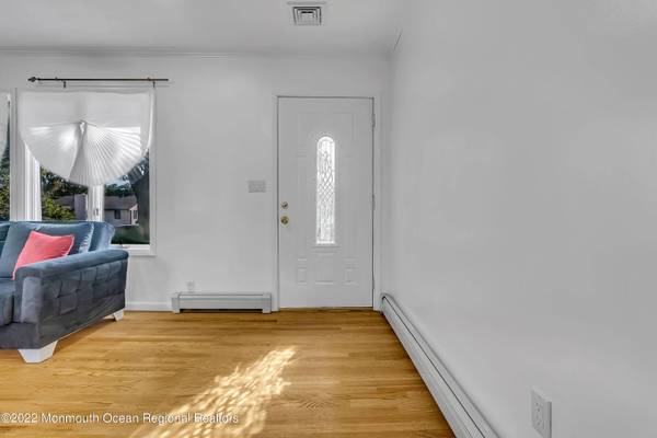 17 Johnston Street, Oakhurst, NJ 07755