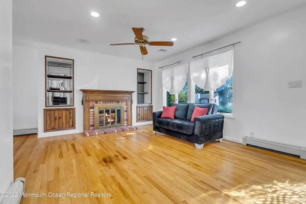 17 Johnston Street, Oakhurst, NJ 07755