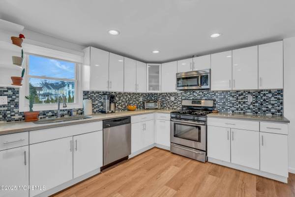 323 Roosevelt Avenue, Oakhurst, NJ 07755