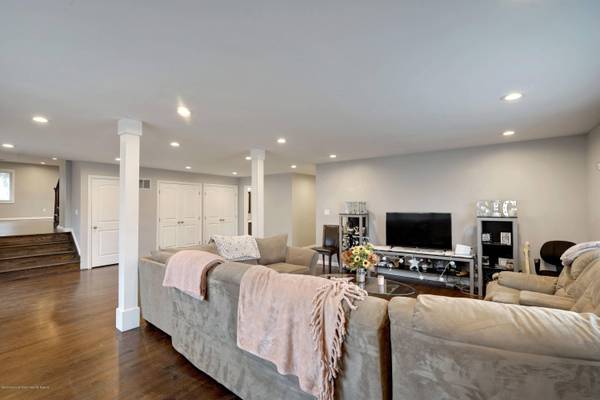 181 Larchwood Avenue, Oakhurst, NJ 07755