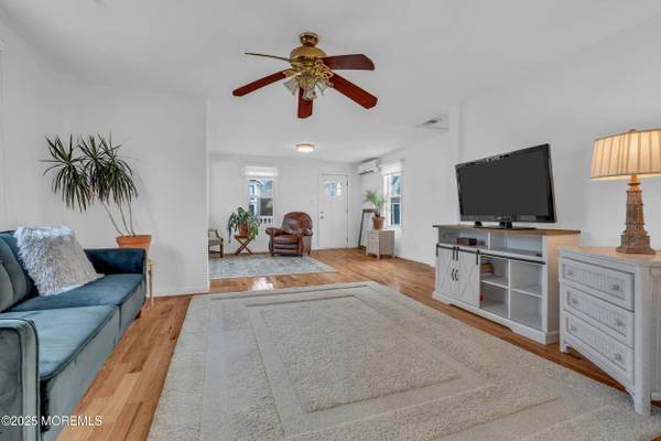 323 Roosevelt Avenue, Oakhurst, NJ 07755