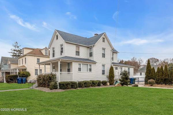 323 Roosevelt Avenue, Oakhurst, NJ 07755