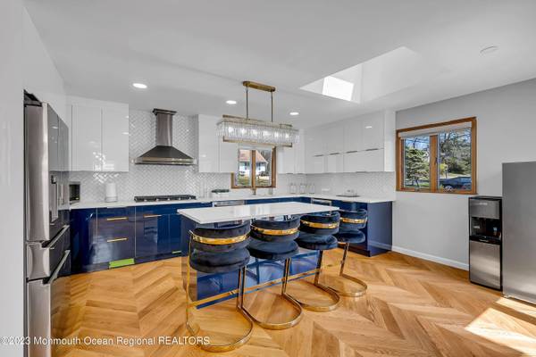 522 W Lincoln Avenue, Oakhurst, NJ 07755