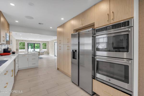 24 Johnston Street, Oakhurst, NJ 07755