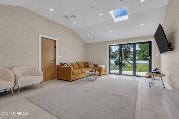 24 Johnston Street, Oakhurst, NJ 07755