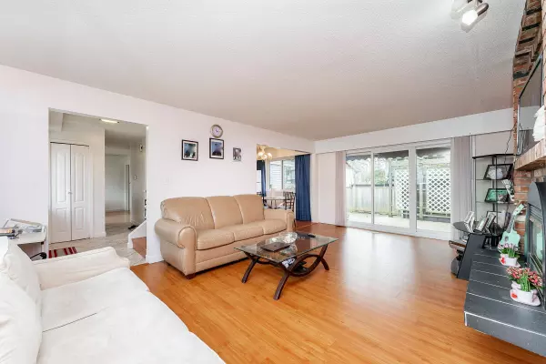 12764 104a AVE, Surrey, BC V3V 6C1