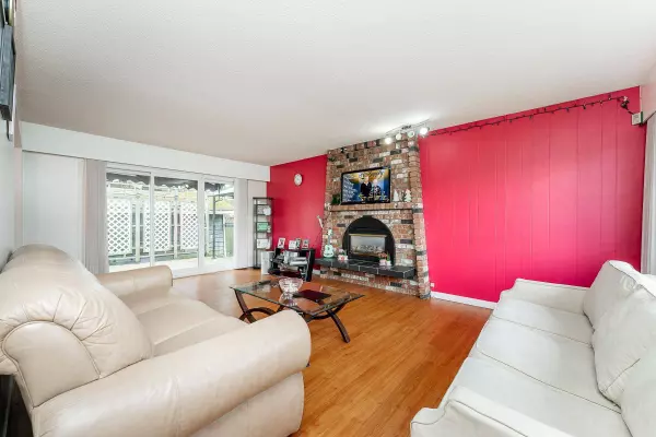 12764 104a AVE, Surrey, BC V3V 6C1