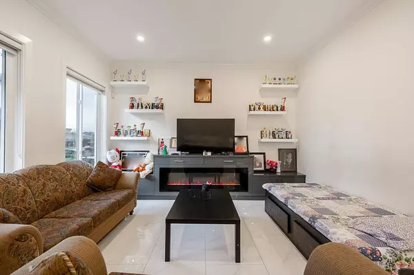 10643 124a ST, Surrey, BC V3V 0E2