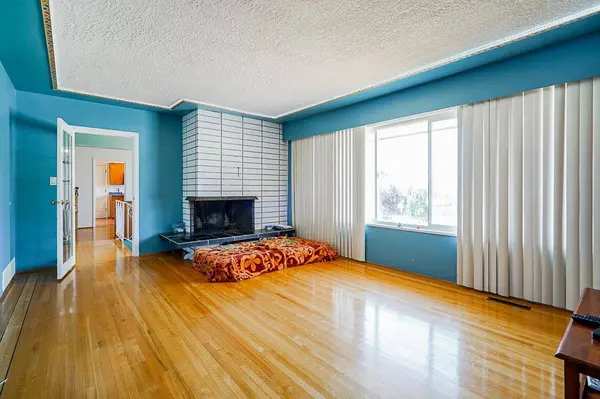 13792 112 AVE, Surrey, BC V3R 2G3