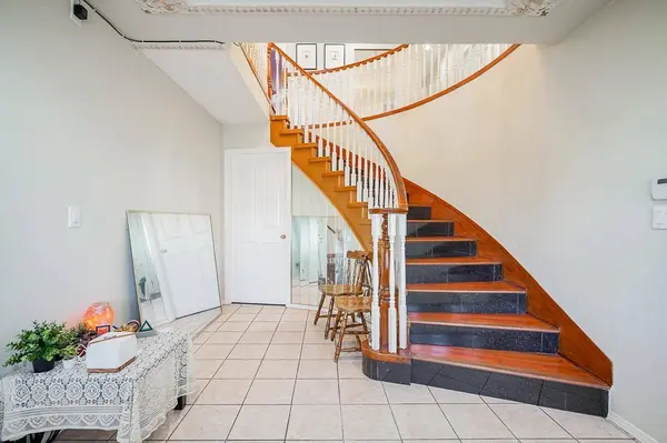 12246 64a AVE, Surrey, BC V3W 3R8