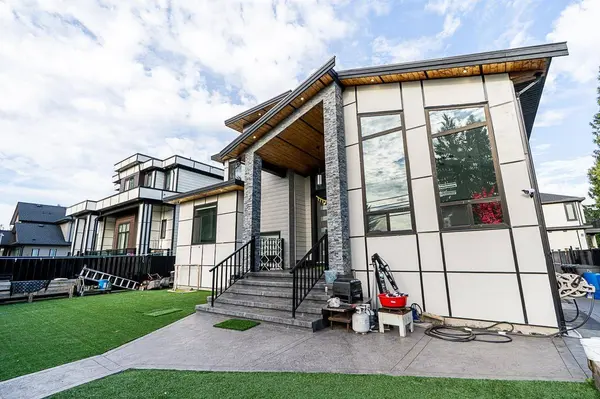 9342 156 ST, Surrey, BC V3R 4L2