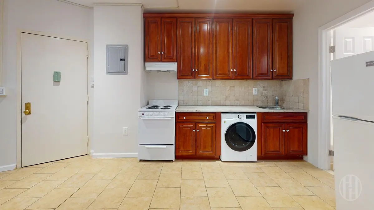 318 E 80th St #3W, New York, NY 10075