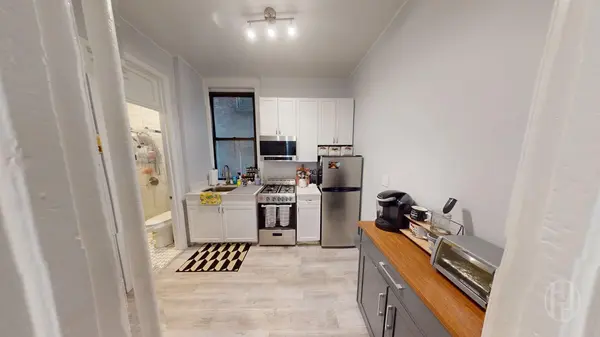 221 E 83rd St #2R, New York, NY 10028