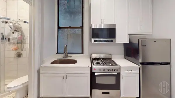 221 E 83rd St #2R, New York, NY 10028