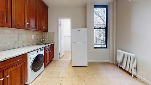 318 E 80th St #3W, New York, NY 10075