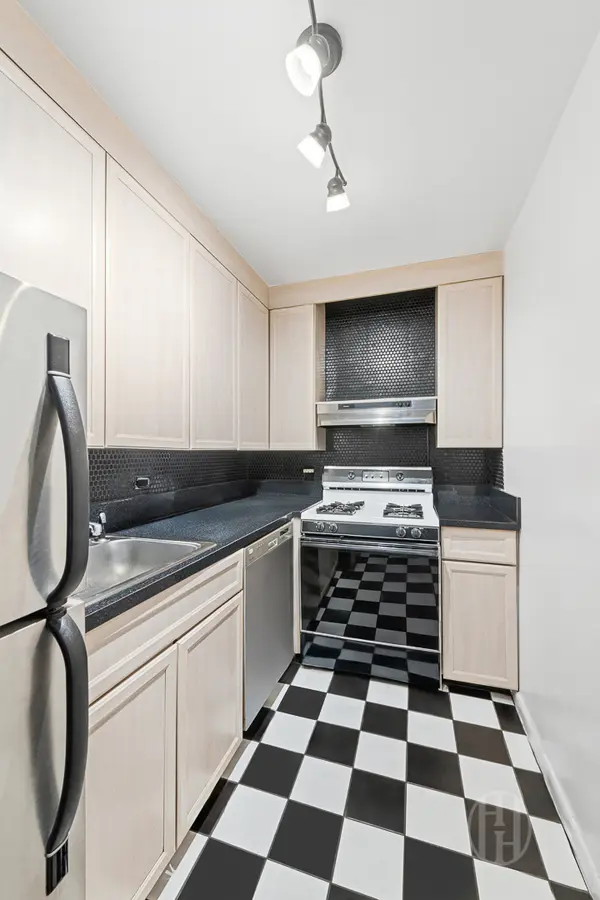 201 E 28th St #10L, New York, NY 10016