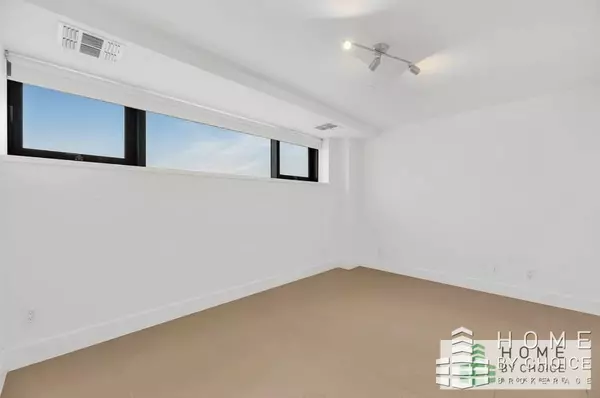 Brooklyn, NY 11222,305 Mc Guinness Boulevard #1H