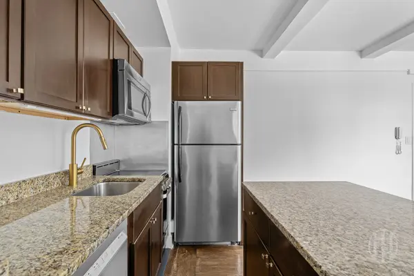 325 W 45th St #1020, New York, NY 10036