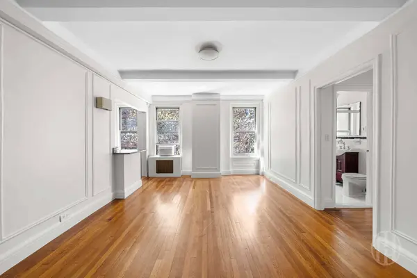 325 W 45th Street #401, Manhattan, NY 10036