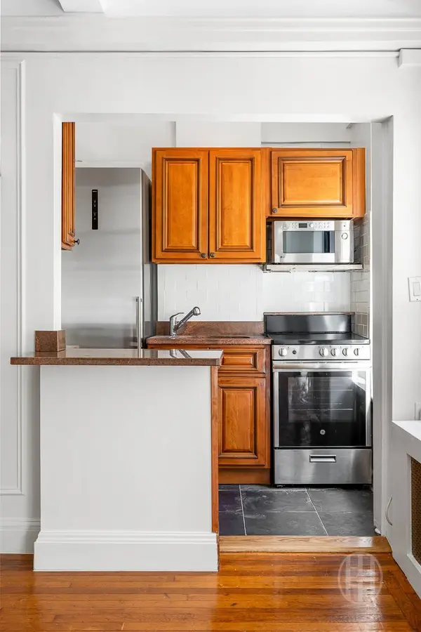 325 W 45th Street #401, Manhattan, NY 10036