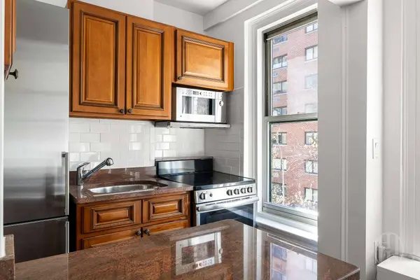 325 W 45th Street #401, Manhattan, NY 10036