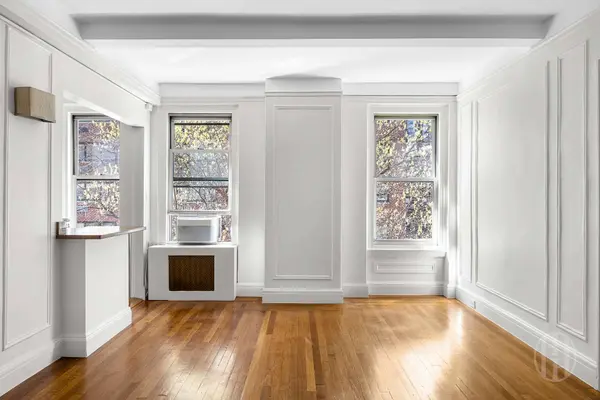 325 W 45th Street #401, Manhattan, NY 10036