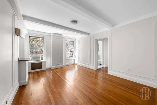 325 W 45th Street #401, Manhattan, NY 10036