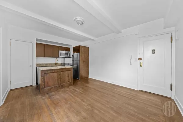 325 W 45th Street #1020, Manhattan, NY 10036