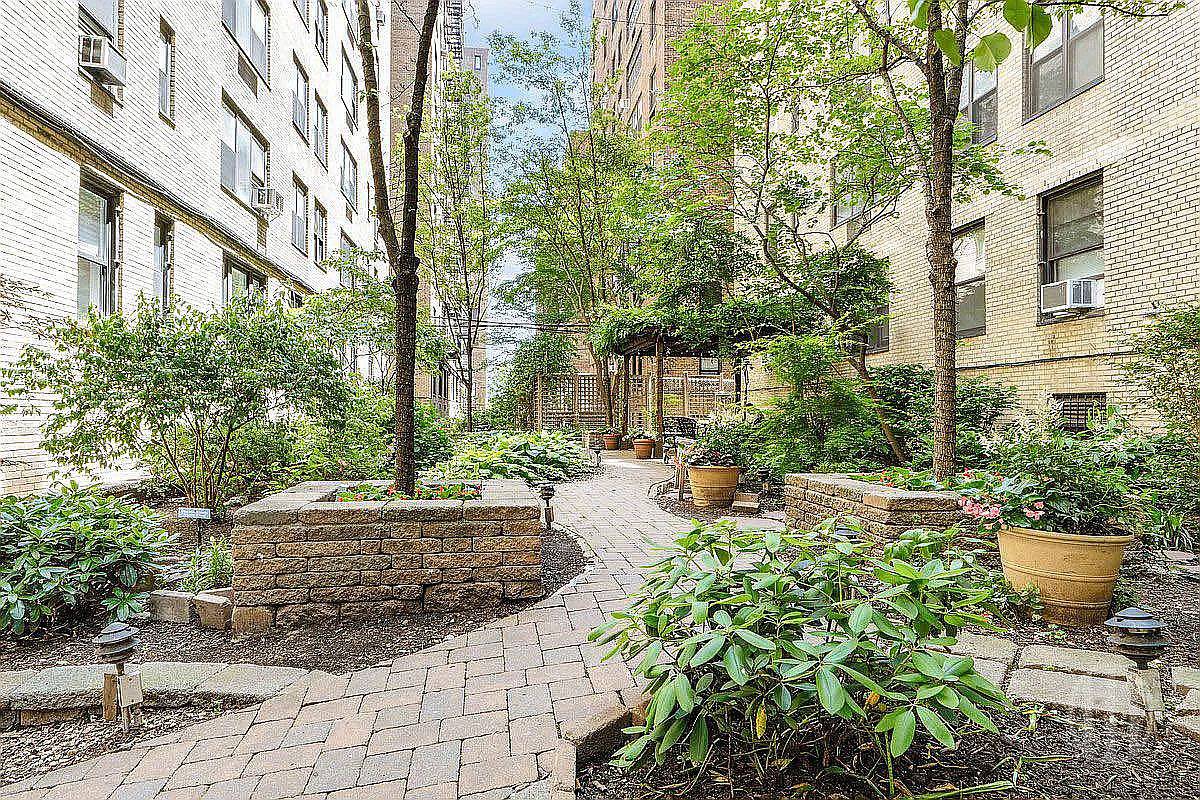 400 East 52nd Street 14-G Beekman Place New York NY 10022