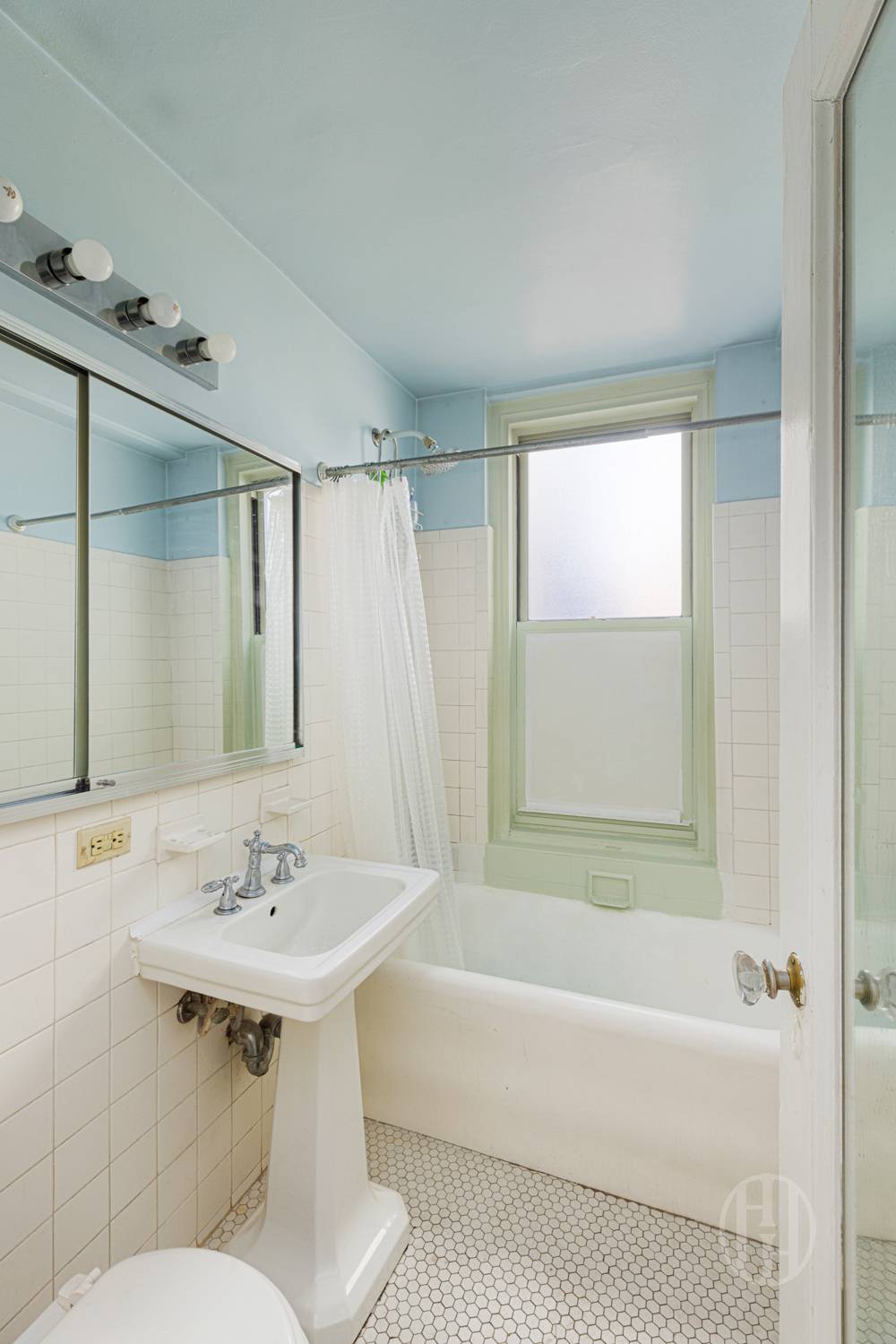 325 West 45th Street 519 Clinton New York NY 10036