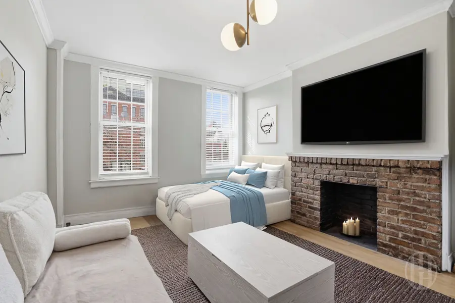 354 W 12th St #4D, New York, NY 10014