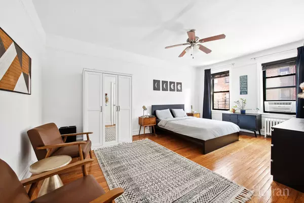Jackson Heights, NY 11372,83-10 35th Ave #4S