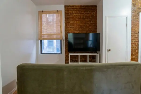 401 W 47th St #5, New York, NY 10036