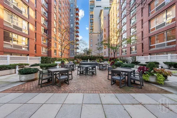 555 W 23rd St #S7M, New York, NY 10011