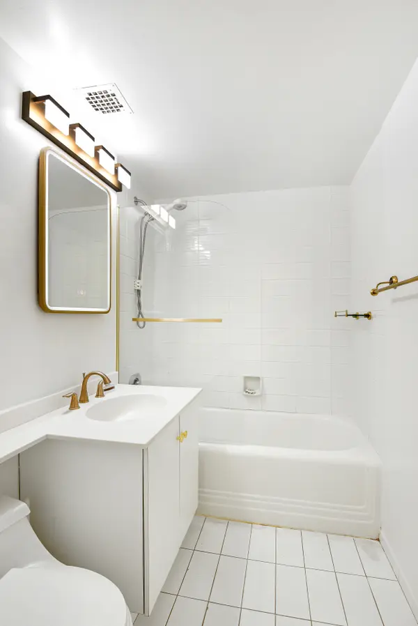 333 W 56th St #3H, New York, NY 10019