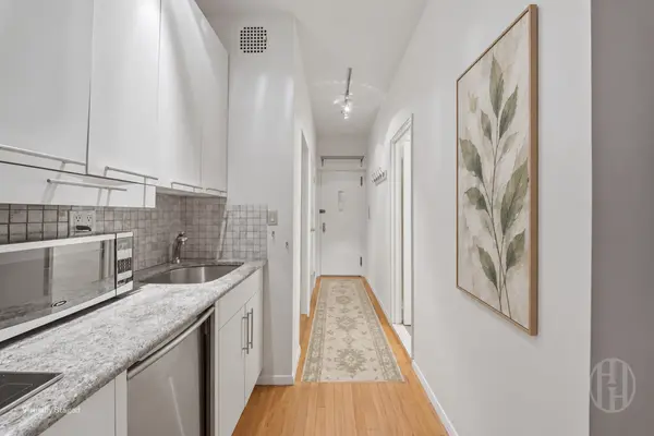 221 W 14th St #1B, New York, NY 10011