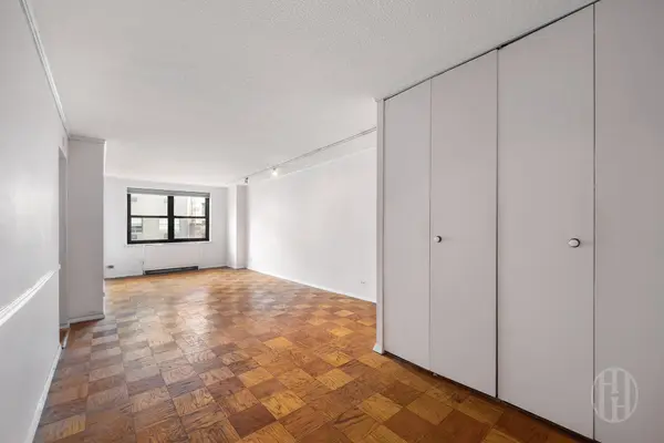 200 E 24th St #1008, New York, NY 10010