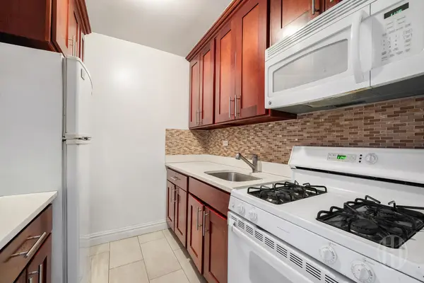 200 E 24th St #1008, New York, NY 10010