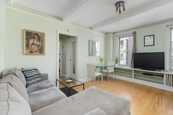 325 W 45th St #519, New York, NY 10036