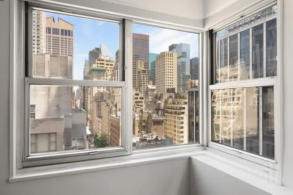 77 W 55th St #16B, New York, NY 10019