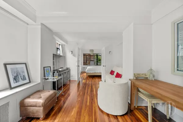 320 E 42nd St #718, New York, NY 10017