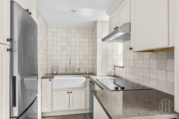 320 E 42nd St #718, New York, NY 10017