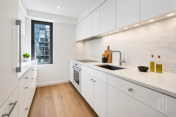 200 E 62nd St #22D, New York, NY 10065