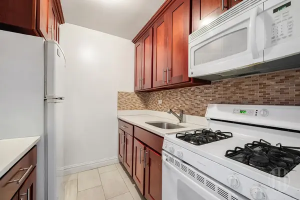 200 E 24th St #1008, New York, NY 10010-3916