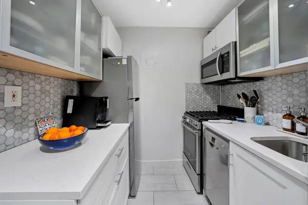 225 E 36th St #3K, New York, NY 10016