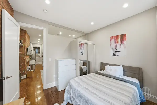 113 Christopher St #2D, New York, NY 10014-4224
