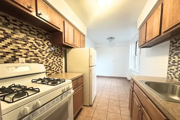 224-10 Jamaica Ave #3EE, Queens Village, NY 11429