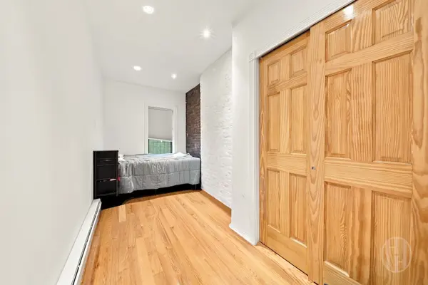 596 3rd Ave #3, New York, NY 10016